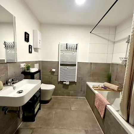 Apartment 3 Bedroom Near Duesseldorf Messe & Airport 6 Single Beds Wifi *
