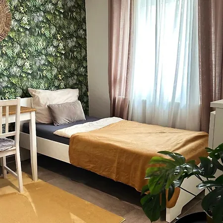 3 Bedroom Near Duesseldorf Messe & Airport 6 Single Beds Wifi Apartment