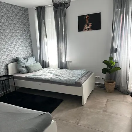 3 Bedroom Near Duesseldorf Messe & Airport 6 Single Beds Wifi Apartment